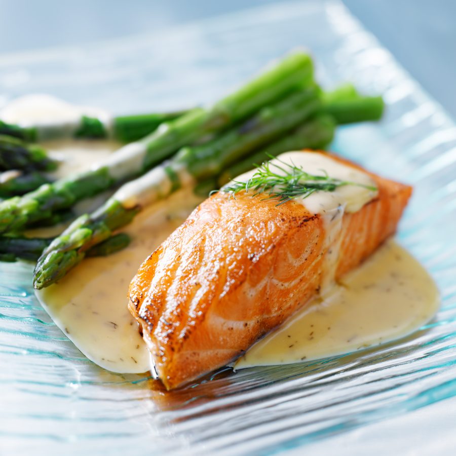 salm&oacute;n-con-salsa-cremosa-de-queso-azul-y-eneldo