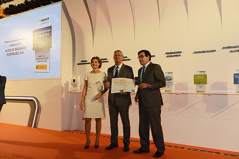 Marco Rodríguez recoge el premio Alimentos de España de mano de Dña. Isabel García Tejerina