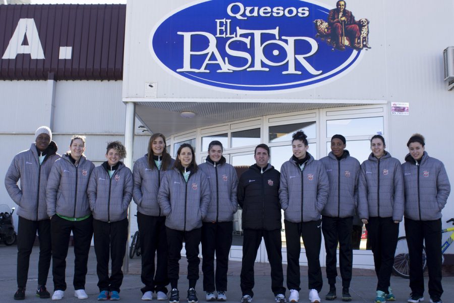 Jugadoras del Quesos El Pastor – C.D. Zamarat visitan las instalaciones de su patrocinador