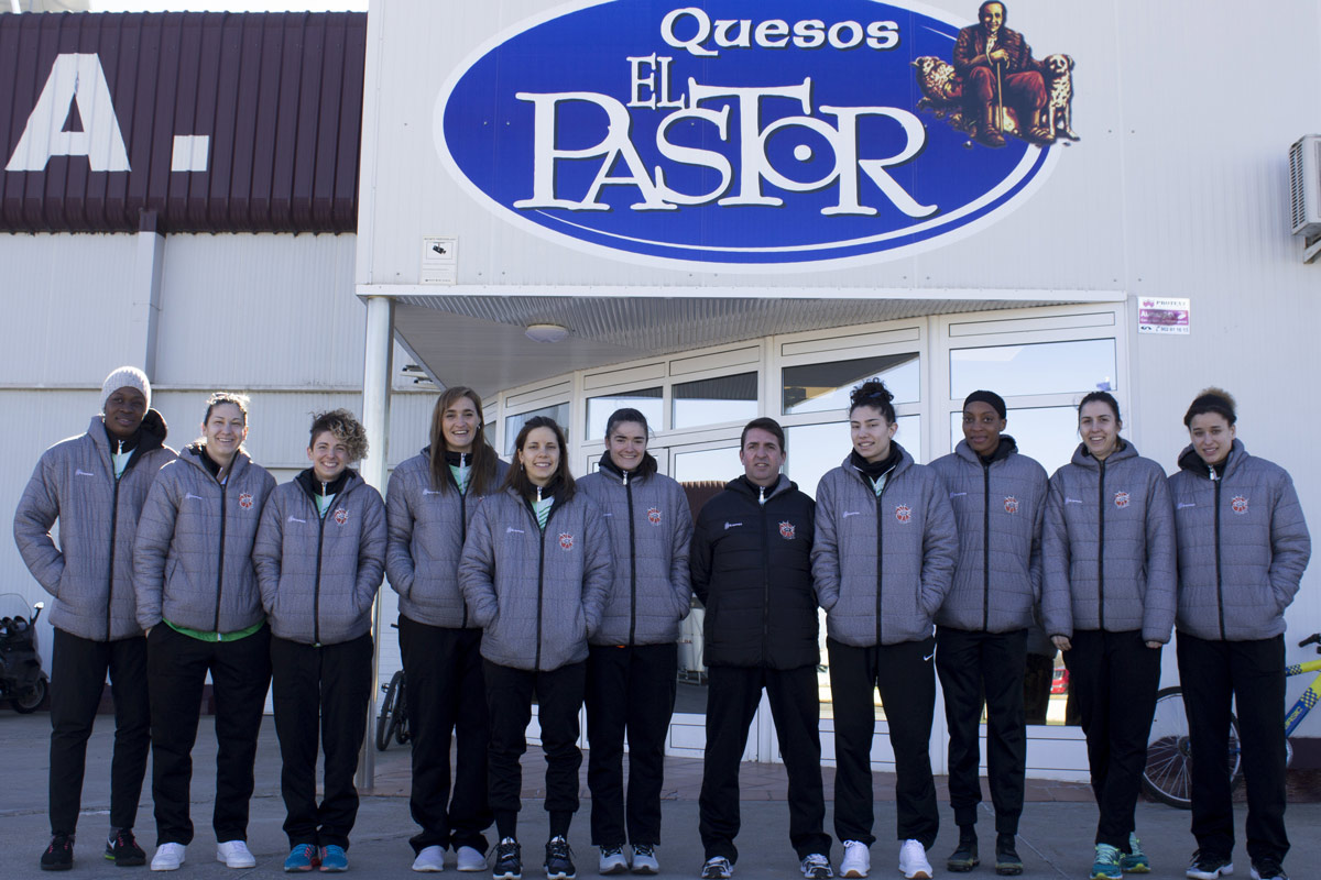 Jugadoras del Quesos El Pastor – C.D. Zamarat visitan las instalaciones de su patrocinador